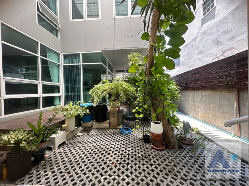 unit 3 Bedrooms  House For Rent & Sale in Sukhumvit, Bangkok  near BTS Phrom Phong (1712120)