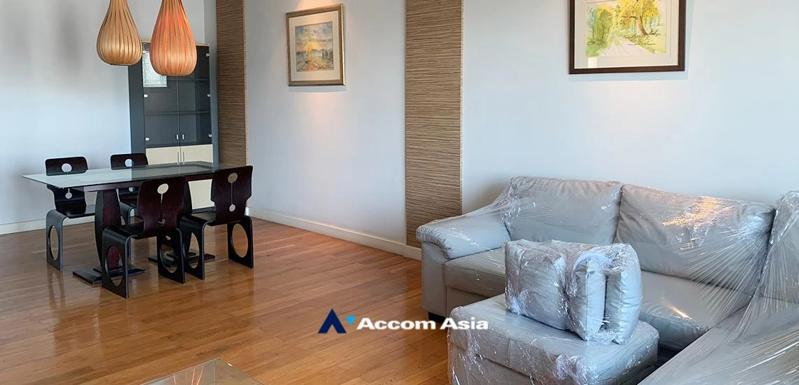unit 3 Bedrooms  Condominium For Sale in Silom, Bangkok  near BTS Sala Daeng - MRT Silom (1512138)