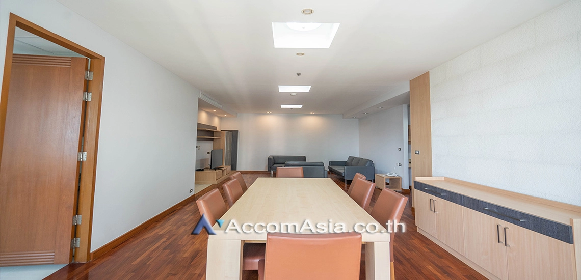 unit 3 Bedrooms  Apartment For Rent in Sukhumvit, Bangkok  near BTS Phrom Phong (1412244)