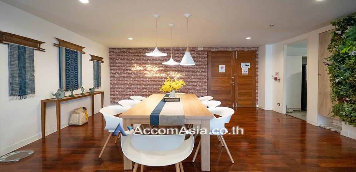  1  4 br Apartment For Rent in Ploenchit ,Bangkok BTS Chitlom - MRT Lumphini at Low-Rise Cozy Apartment, 5 mins walk to Lumpini park 1412442