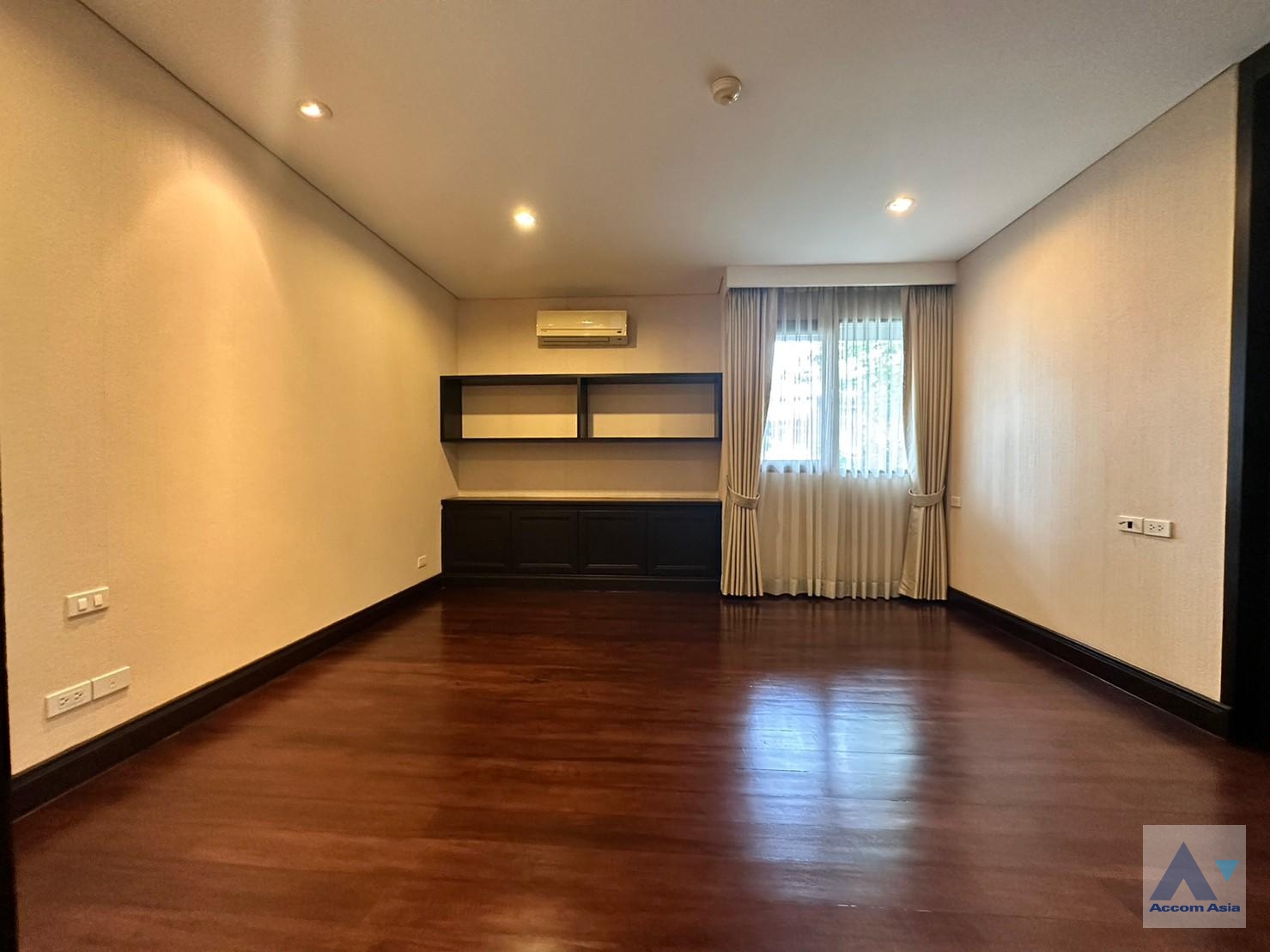 20  4 br House For Rent in Sukhumvit ,Bangkok BTS Asok - MRT Sukhumvit at House with pool Exclusive compound 1812512