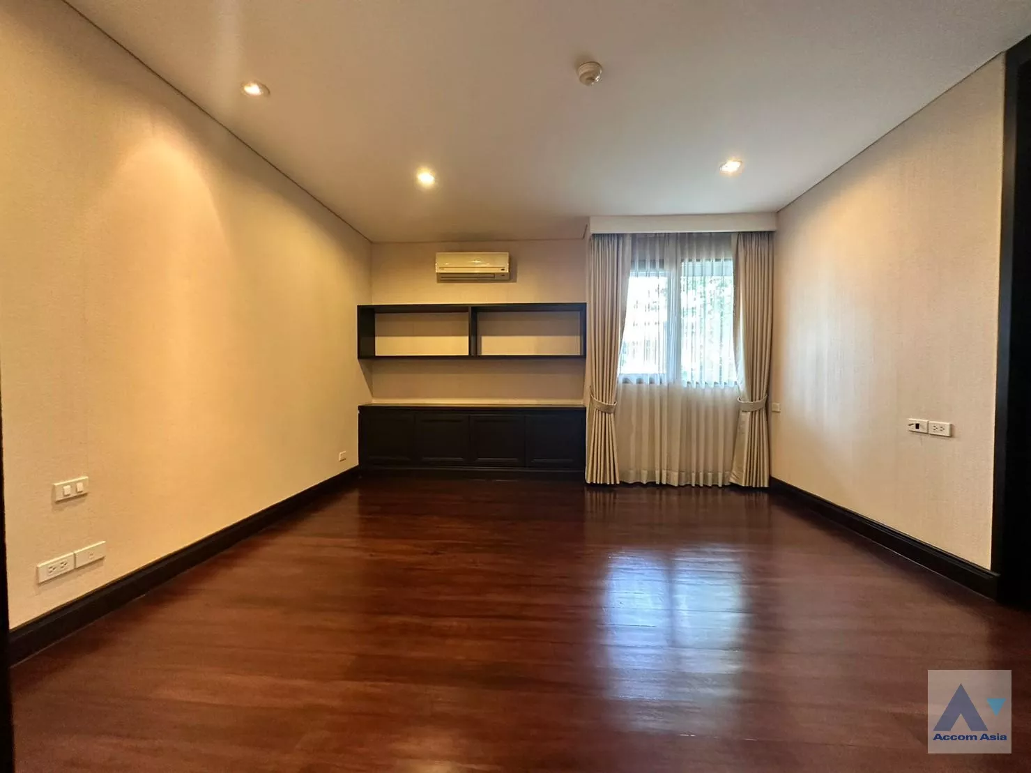 20  4 br House for rent and sale in Sukhumvit ,Bangkok BTS Asok - MRT Sukhumvit at House with pool Exclusive compound 1812512
