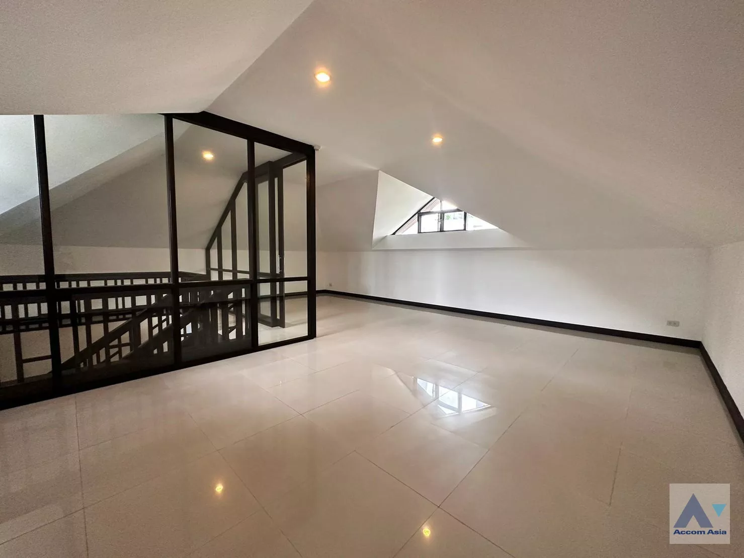 33  4 br House for rent and sale in Sukhumvit ,Bangkok BTS Asok - MRT Sukhumvit at House with pool Exclusive compound 1812512