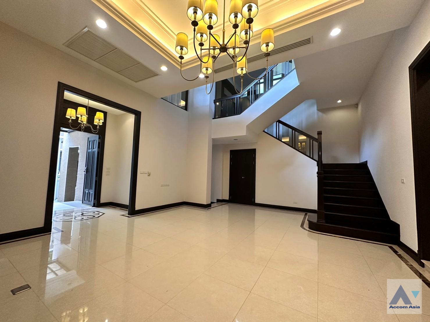 5  4 br House For Rent in Sukhumvit ,Bangkok BTS Asok - MRT Sukhumvit at House with pool Exclusive compound 1812512