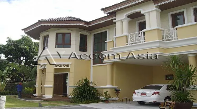  Peaceful Compound House  4 Bedroom for Rent   in Ratchadapisek Bangkok