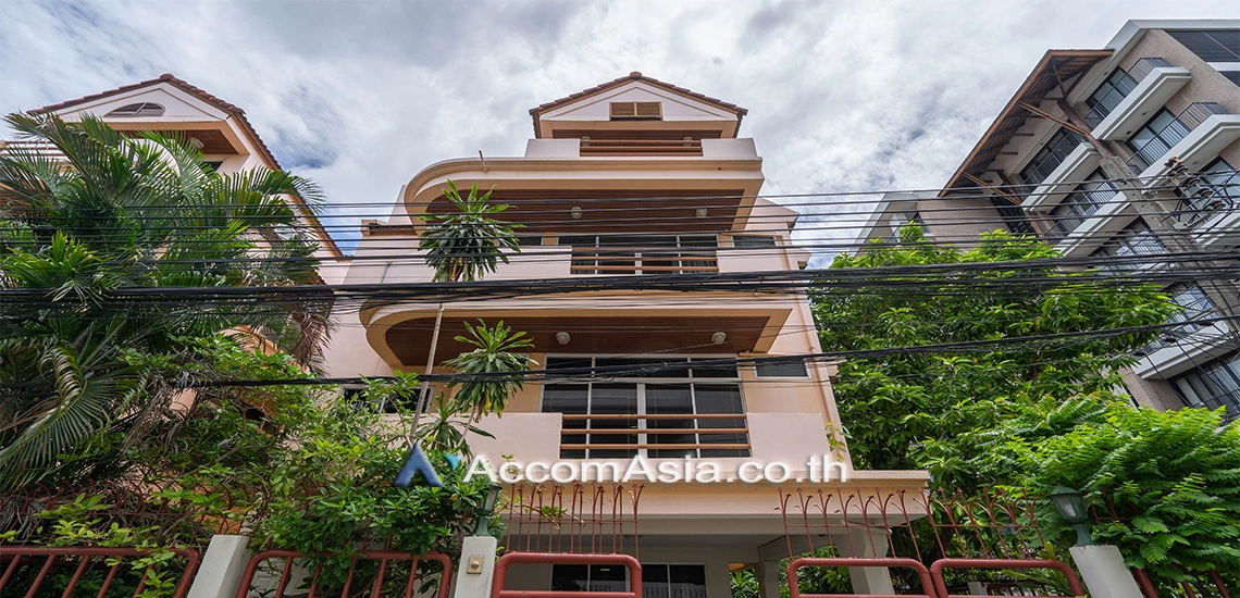  4 Bedrooms  House For Rent in Sukhumvit, Bangkok  near BTS Phrom Phong (2312674)
