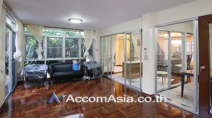 4 Bedrooms  House For Rent in Sukhumvit, Bangkok  near BTS Thong Lo (90201)