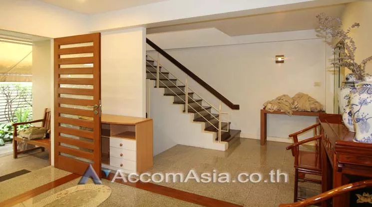  4 Bedrooms  House For Rent in Sukhumvit, Bangkok  near BTS Phrom Phong (1712888)