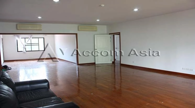 unitBright apartment with large balcony near Lumpini Park (20565)