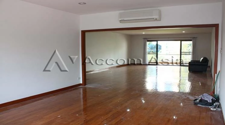 unitBright apartment with large balcony near Lumpini Park (20565)