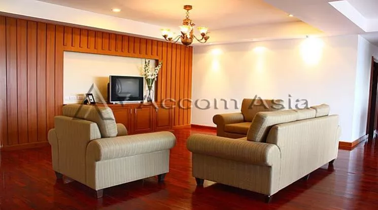  3 Bedrooms  Apartment For Rent in Ploenchit, Bangkok  near BTS Ploenchit (1413075)
