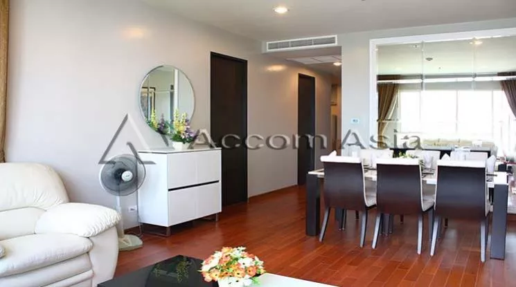  2 Bedrooms  Condominium For Rent in Ploenchit, Bangkok  near BTS Chitlom (1513106)