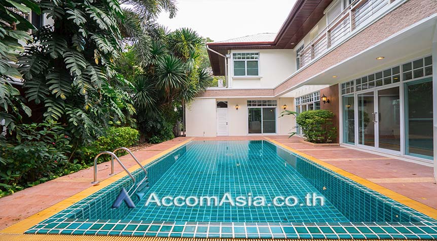 Pet friendly |  Privacy House  in Compound House  4 Bedroom for Rent BTS Chong Nonsi in Sathorn Bangkok