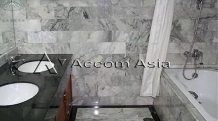 unit 4 Bedrooms  Condominium For Rent in Sukhumvit, Bangkok  near BTS Ekkamai (1513155)