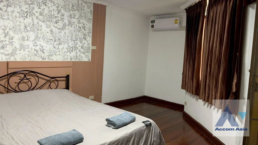 32  7 br Townhouse for rent and sale in Sukhumvit ,Bangkok BTS Ekkamai 2513324