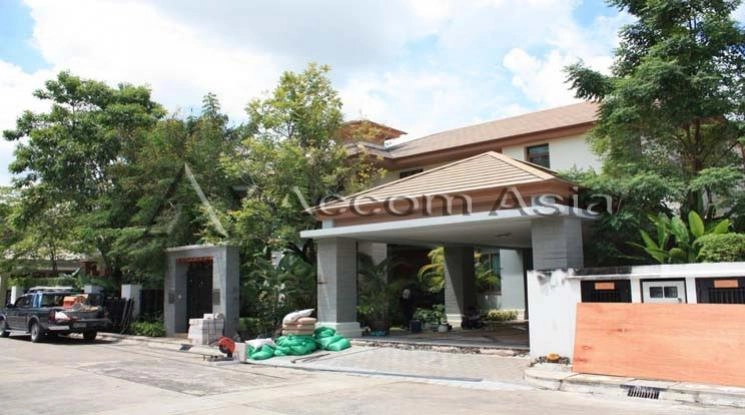  2  4 br House for rent and sale in Pattanakarn ,Bangkok  at Peaceful compound 1713394