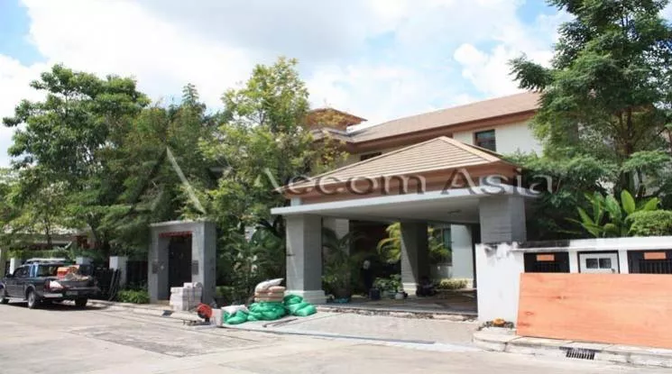 Peaceful compound House  5 Bedroom for Sale & Rent   in Pattanakarn Bangkok