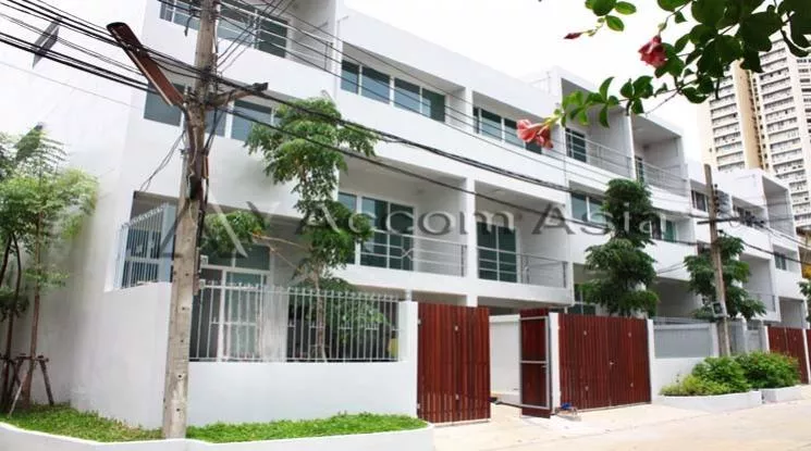  6 Bedrooms  Townhouse For Rent in Sukhumvit, Bangkok  near BTS Ekkamai (2513495)