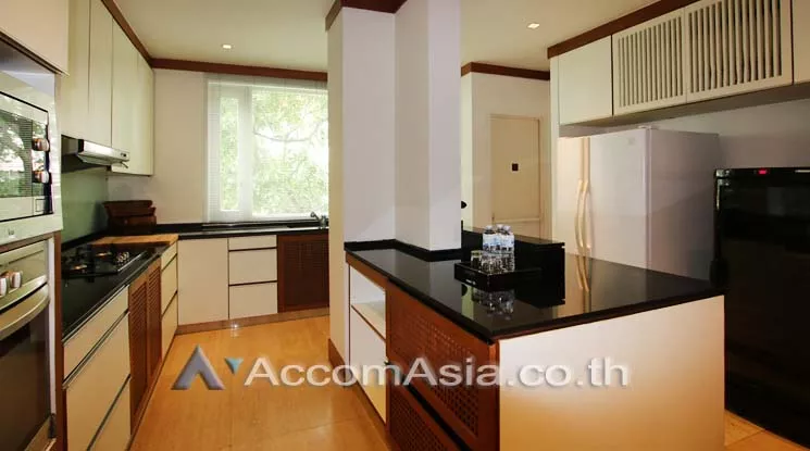 3 Bedrooms  Apartment For Rent in Sathorn, Bangkok  near BTS Chong Nonsi (10121)
