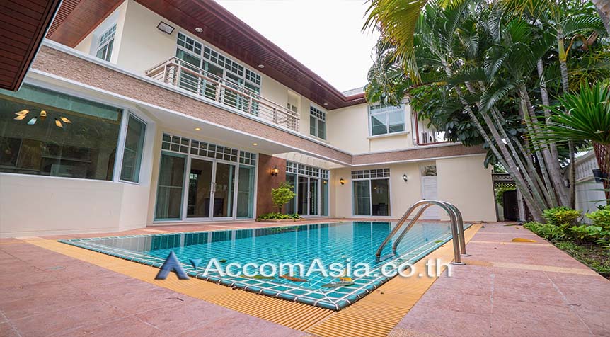 Private Swimming Pool, Pet friendly |  Privacy House  in Compound House  4 Bedroom for Rent BTS Chong Nonsi in Sathorn Bangkok