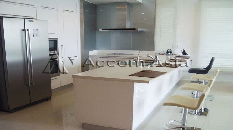 unit 2 Bedrooms  Condominium For Rent in Ploenchit, Bangkok  near BTS Ratchadamri (1513807)