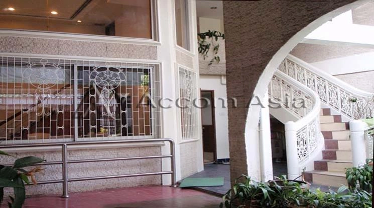 unit 4 Bedrooms  House For Rent in Silom, Bangkok  near BTS Sala Daeng - MRT Lumphini (2513871)