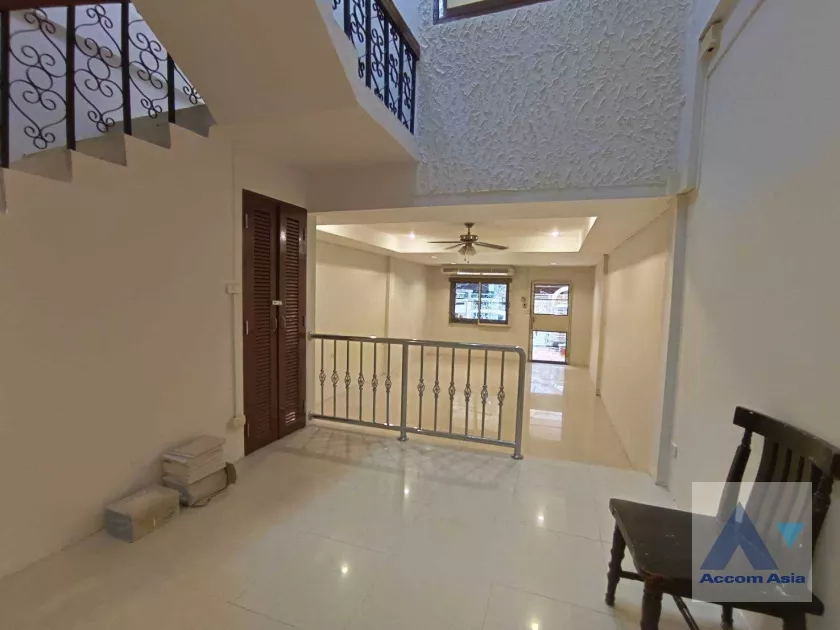 unit 4 Bedrooms  House For Rent in Sukhumvit, Bangkok  near BTS Nana (2513892)