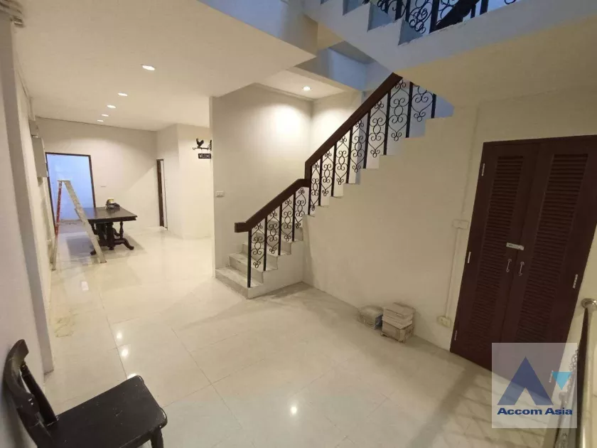 unit 4 Bedrooms  House For Rent in Sukhumvit, Bangkok  near BTS Nana (2513892)