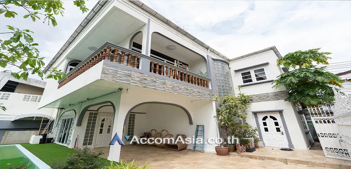 Private Swimming Pool |  4 Bedrooms  House For Rent in Sukhumvit, Bangkok  near BTS Thong Lo (100042)
