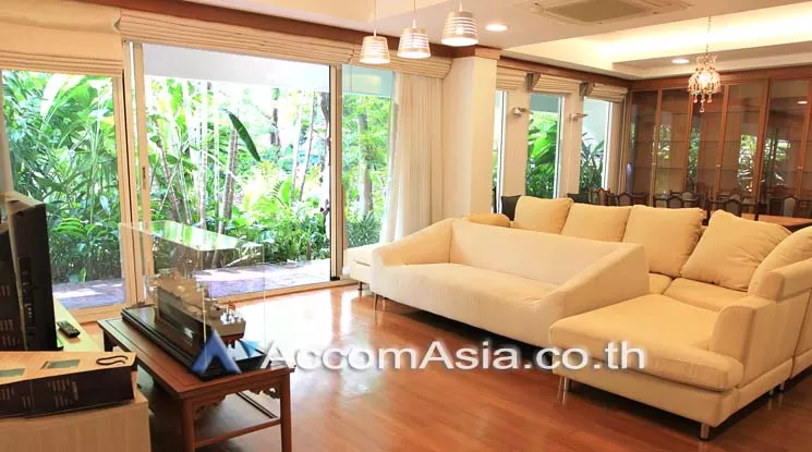  3 Bedrooms  Apartment For Rent in Sathorn, Bangkok  near BTS Chong Nonsi (1413927)