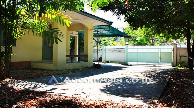 unit 2 Bedrooms  House For Rent & Sale in Sukhumvit, Bangkok  near BTS Thong Lo (40075)