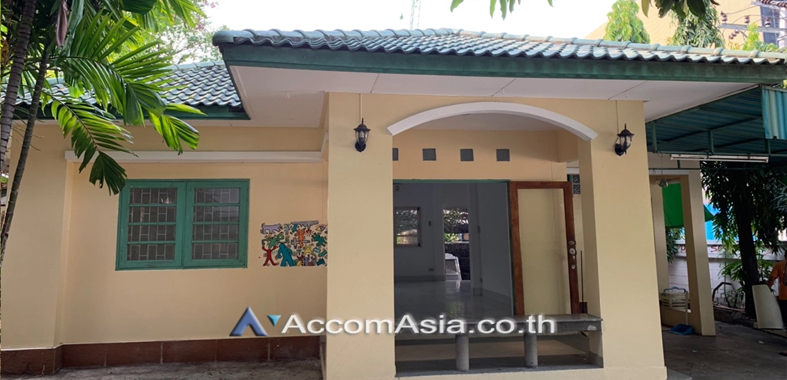 unit 2 Bedrooms  House For Rent & Sale in Sukhumvit, Bangkok  near BTS Thong Lo (40075)