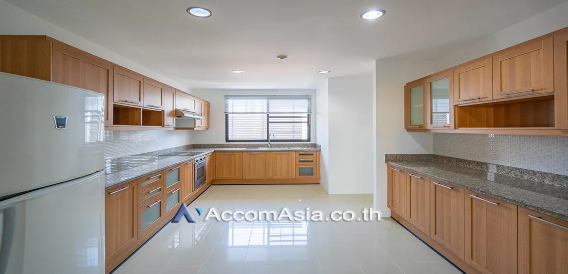  3 Bedrooms  Apartment For Rent in Sathorn, Bangkok  near BTS Sala Daeng - MRT Lumphini (1414116)