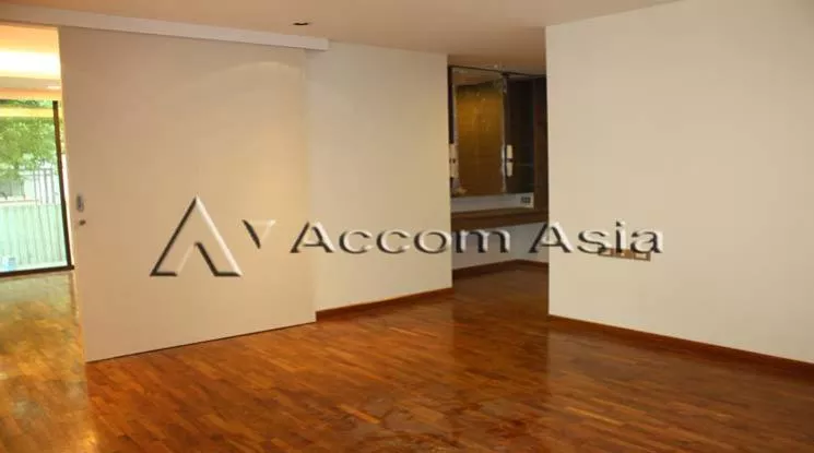  5 Bedrooms  Apartment For Rent in Sathorn, Bangkok  near BTS Chong Nonsi (1414122)