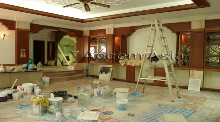 unit 9 Bedrooms  House For Rent & Sale in Sukhumvit, Bangkok  near BTS Thong Lo (50081)