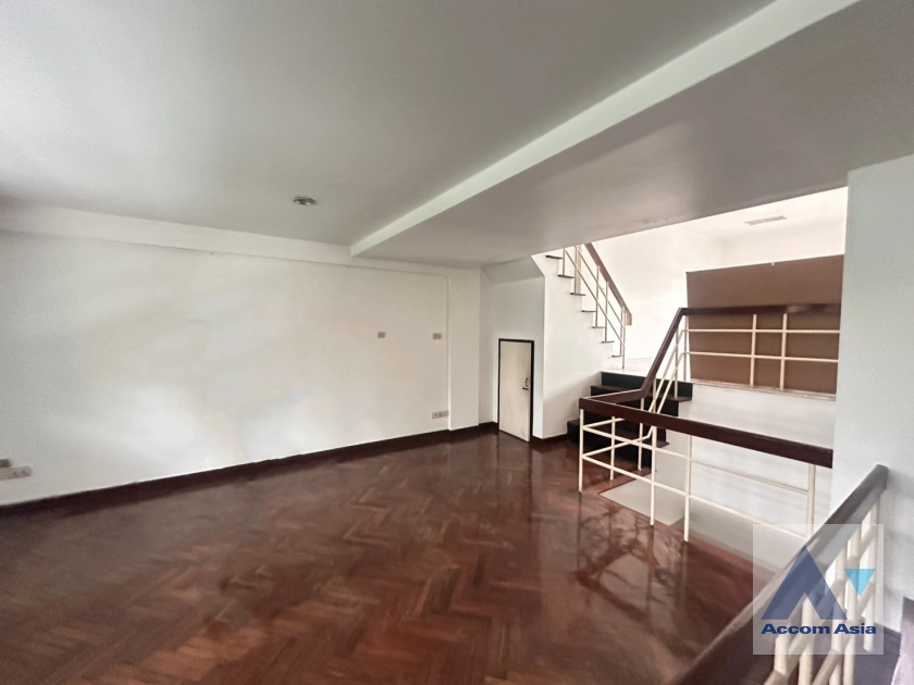 unit 4 Bedrooms  Townhouse For Rent & Sale in Sukhumvit, Bangkok  near BTS Phra khanong (2314230)