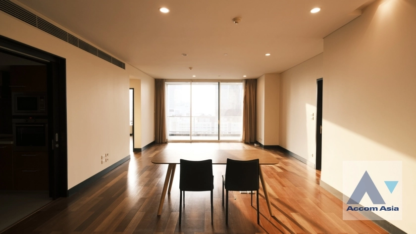unit 2 Bedrooms  Condominium For Rent in Ploenchit, Bangkok  near BTS Chitlom (1514246)
