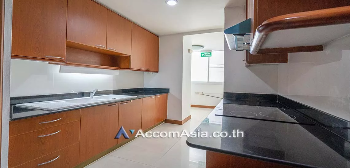  3 Bedrooms  Apartment For Rent in Sathorn, Bangkok  near BTS Chong Nonsi (1414357)