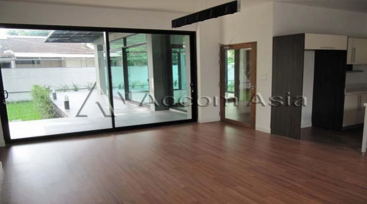 unit 4 Bedrooms  House For Rent in Sukhumvit, Bangkok  near BTS Phrom Phong (1514441)