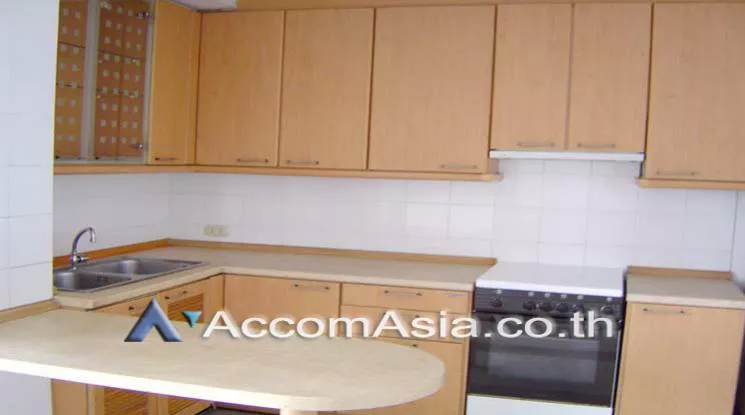  3 Bedrooms  Apartment For Rent in Sathorn, Bangkok  near BTS Surasak (20637)
