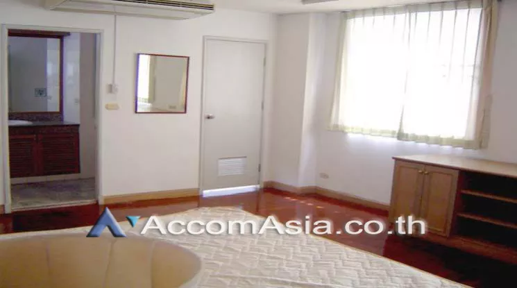 3 Bedrooms  Apartment For Rent in Sathorn, Bangkok  near BTS Surasak (20637)