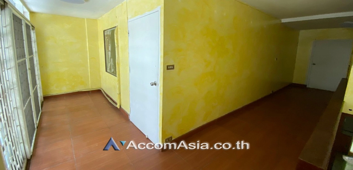 unit 6 Bedrooms  House For Rent & Sale in Sukhumvit, Bangkok  near BTS Thong Lo (2514741)