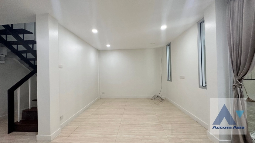 25  4 br House for rent and sale in Sukhumvit ,Bangkok BTS Ekkamai 2514805