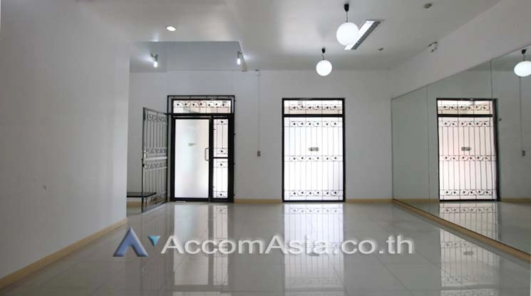unitHome Office |  4 Bedrooms  Townhouse For Rent in Sukhumvit, Bangkok  near BTS Thong Lo (110098)