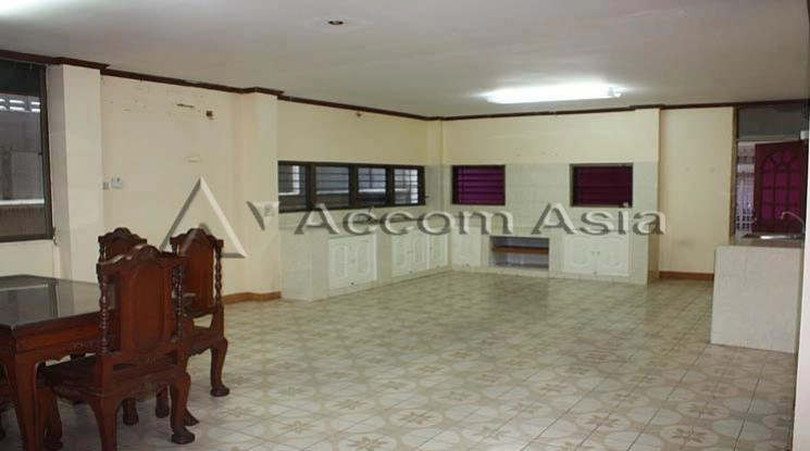 unit 3 Bedrooms  House For Rent & Sale in Sukhumvit, Bangkok  near BTS Phrom Phong (2314978)