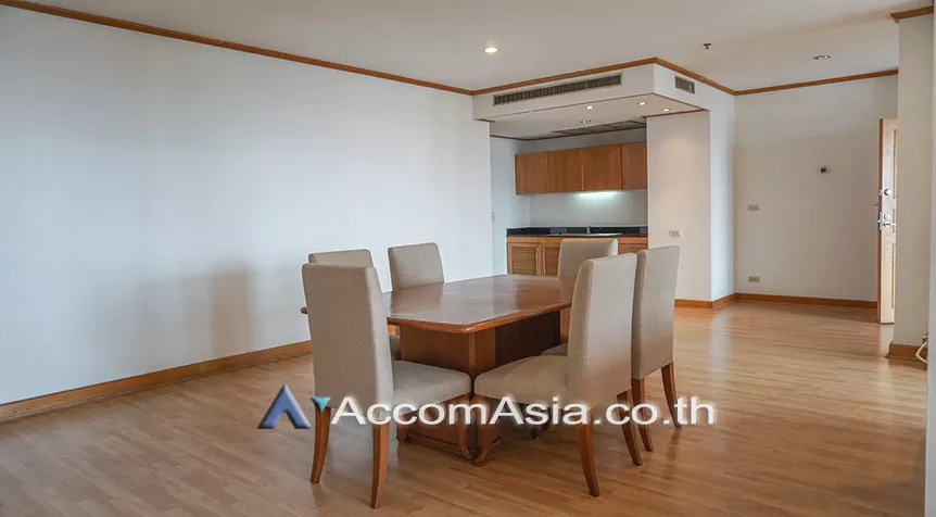  4 Bedrooms  Apartment For Rent in Sukhumvit, Bangkok  near BTS Ekkamai (1002601)