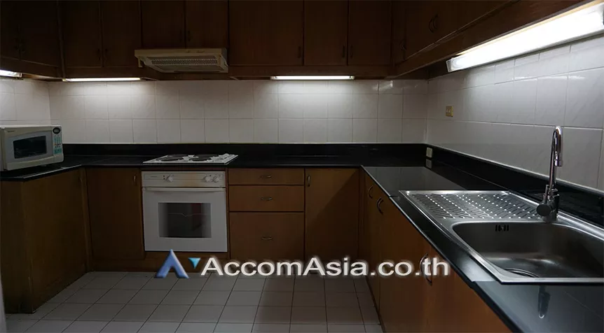  4 Bedrooms  Apartment For Rent in Sukhumvit, Bangkok  near BTS Ekkamai (1002601)