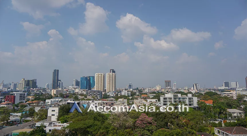 unit 4 Bedrooms  Apartment For Rent in Sukhumvit, Bangkok  near BTS Ekkamai (1002601)