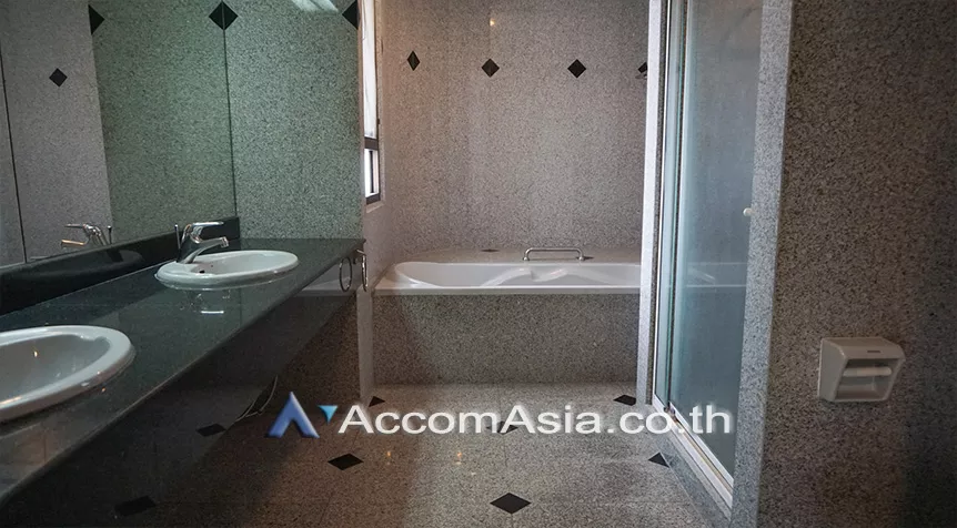 8  4 br Apartment For Rent in Sukhumvit ,Bangkok BTS Ekkamai at High-Rise Living with a Large Balcony Apartment in Ekkamai 1002601