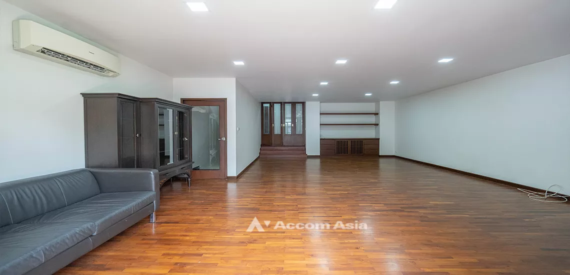 Pet friendly, Home Office townhouse for rent in Sukhumvit, Bangkok Code 110107